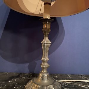 Set van twee verzilverde kandelaren detail