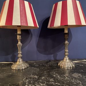 Set van twee verzilverde kandelaren