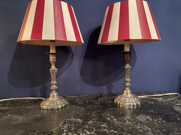 Set van twee verzilverde kandelaren