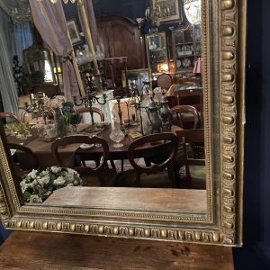 Spiegel in vergulde lijst detail